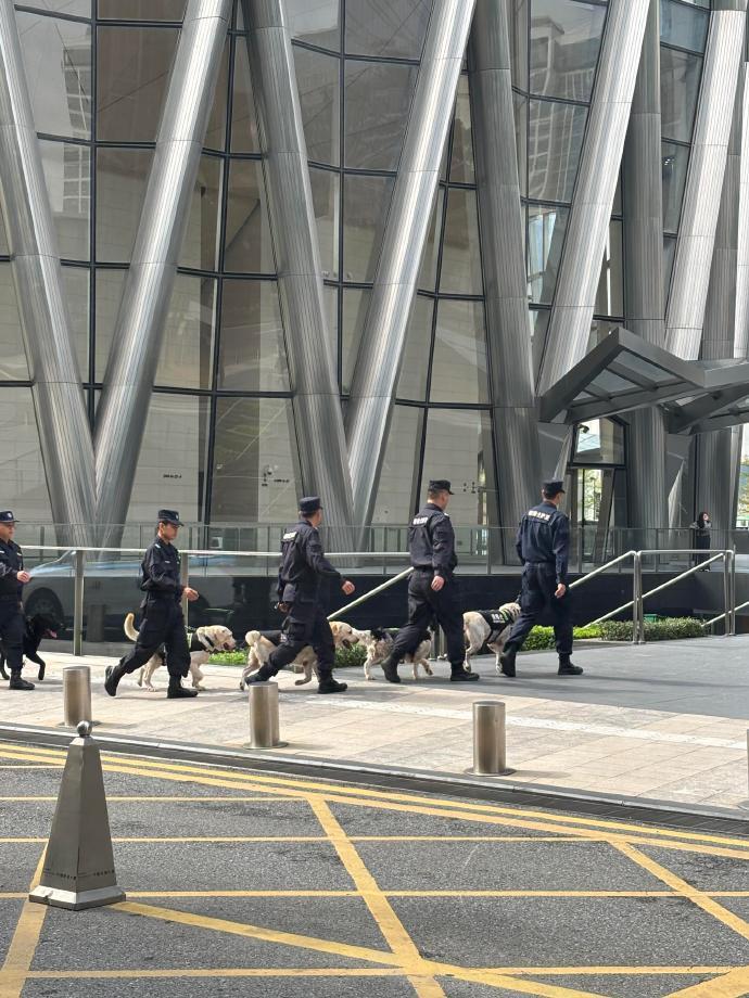 看尾巴的弧度应该是刚下班