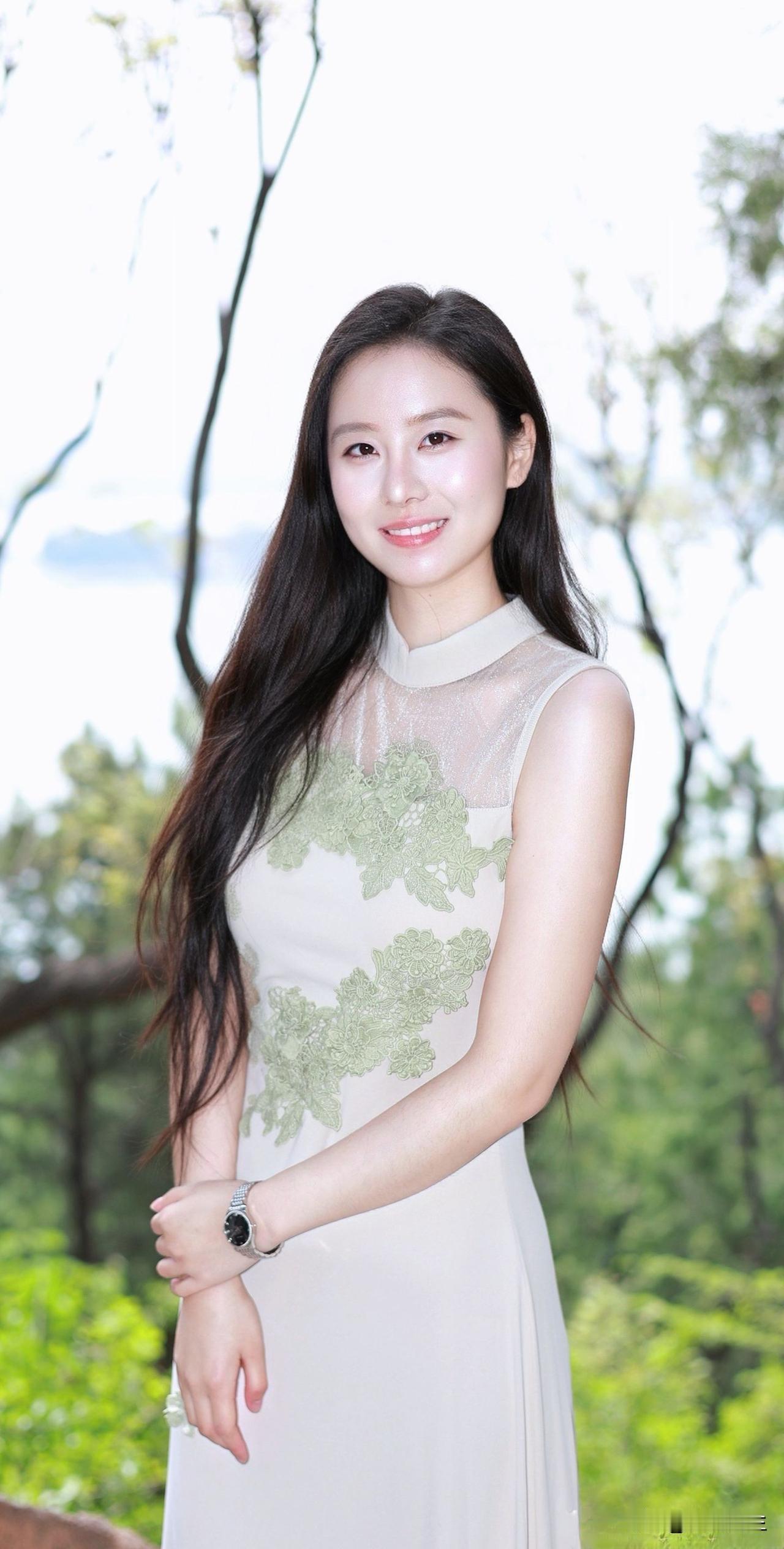 🌿去有阳光的地方坐坐，像一棵草那样，什么都不想。🌱去有风的地方走走，让风吹