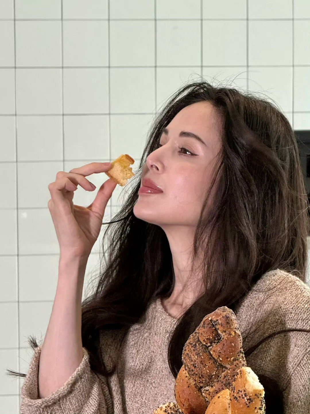 李若彤被泰国海关质疑年龄，最喜欢的小龙女，姐姐状态好好！怪不得会被质疑年龄🤩