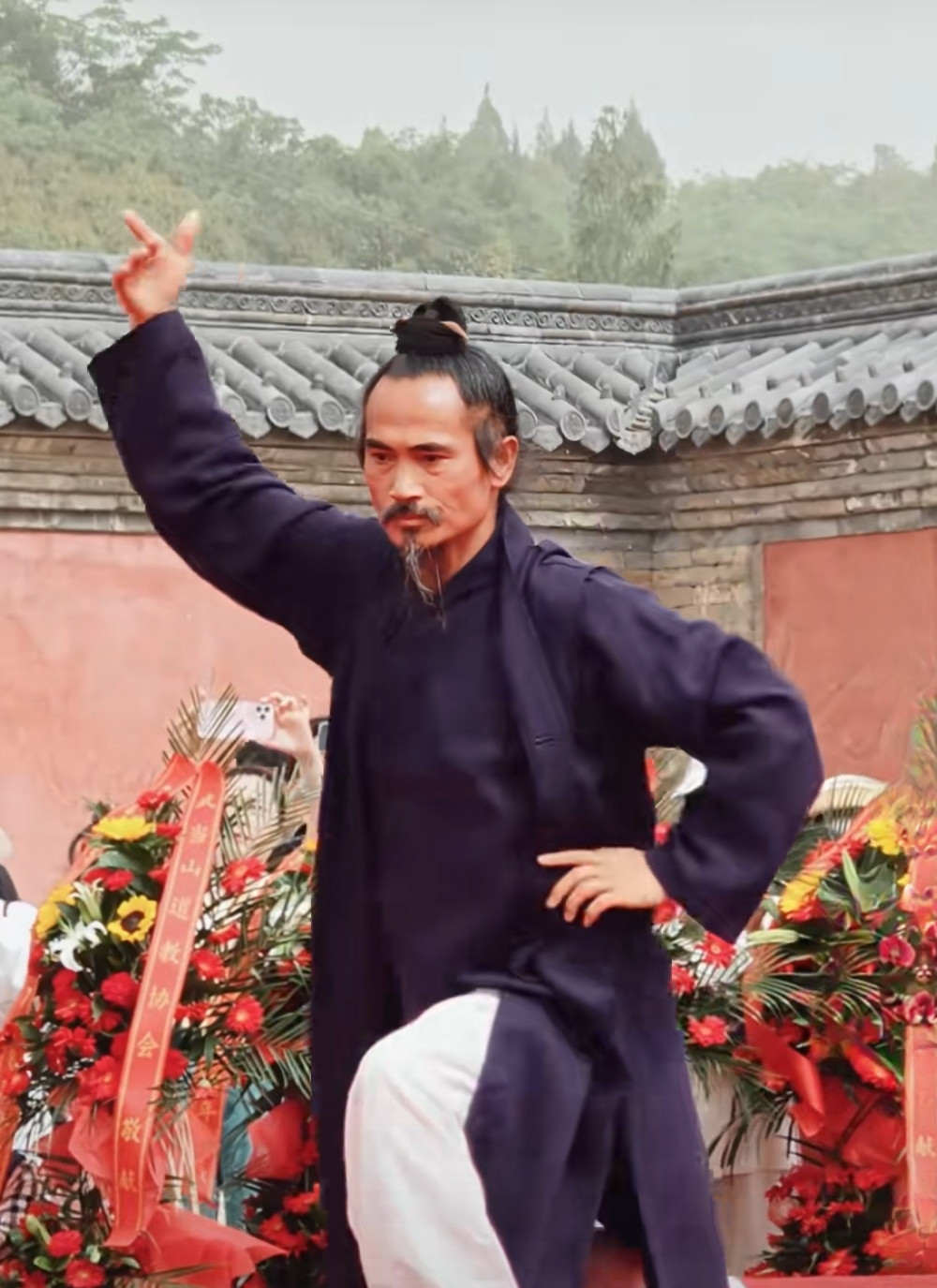 这两位，一个是武当派掌门，一个是少林寺掌门；一个身姿矫健、神清气朗，另一个天庭饱满、珠圆玉润！虽然同