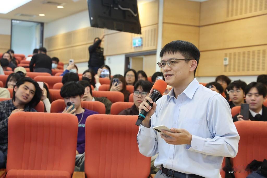 郑丽文东吴大学演讲，青鸟“教授”连三问抹黑国民党，郑丽文讽：果然三民治忠实读者！