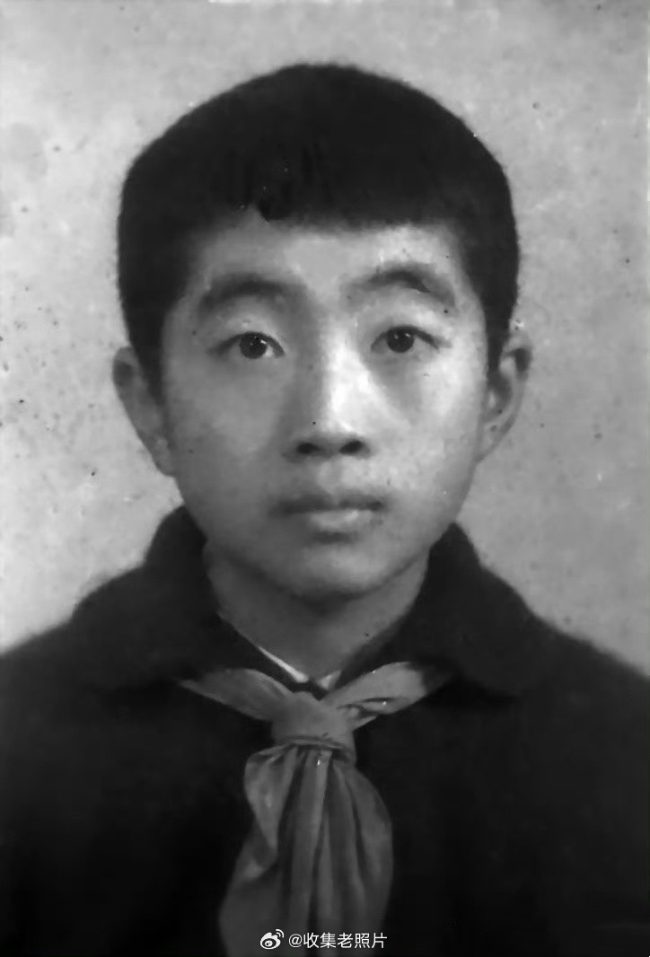 1959年，武汉。14岁的林立果送给舅舅、舅妈的照片。背面有林立果的签名“老虎上