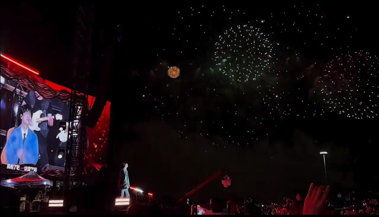 陈楚生银河左岸音乐节歌王排面拉满了，烟花开场，中间无人机表演加持。果然还是陈楚