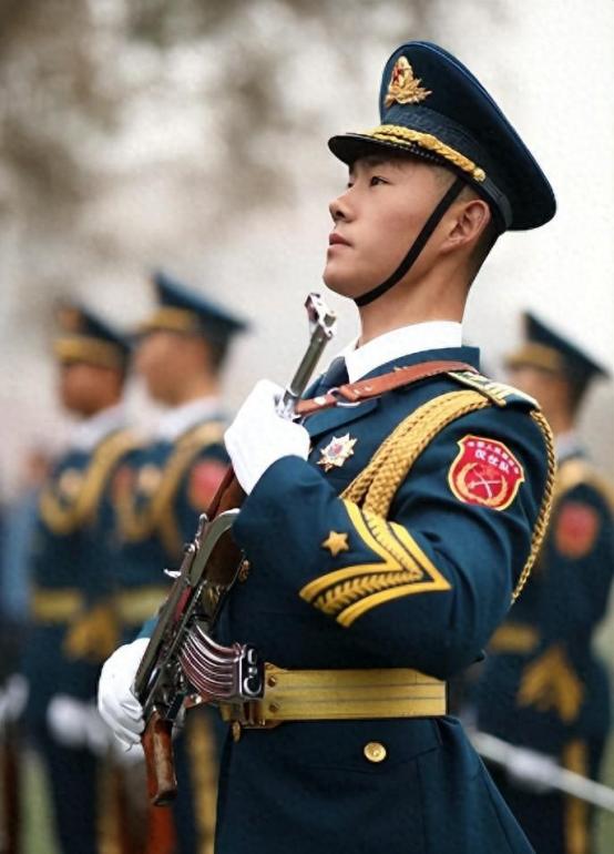 隐瞒婚史？失信被执行？8月12日，前国旗护卫队班长被前女友逼到发声，交往2年后，