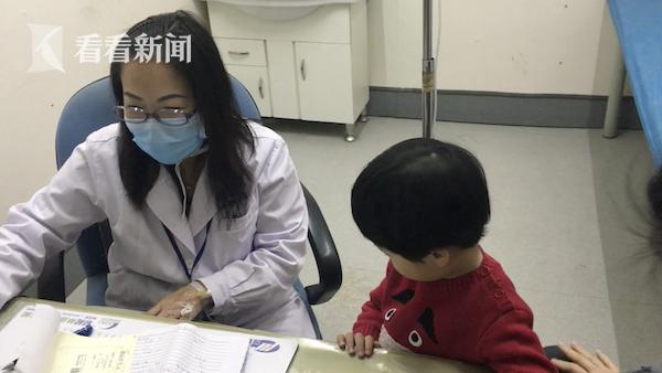 视频|“最美儿科大夫”感冒挂点滴给孩子看病: 哪怕坚持也得把孩子病看好