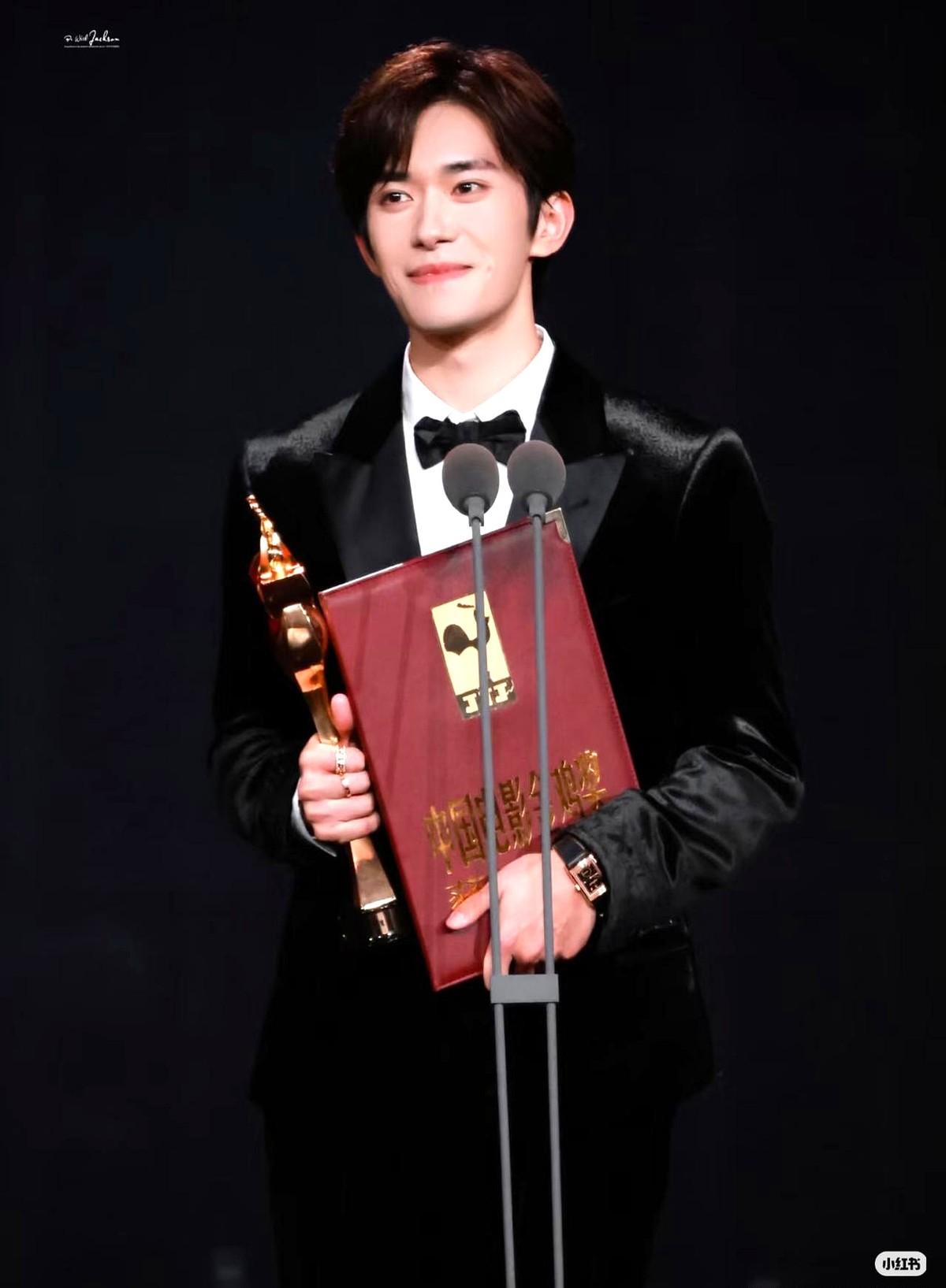 这肯定不是团队写出的易烊千玺的发言，一听就知道不是团队写的稿子。那种感谢一圈