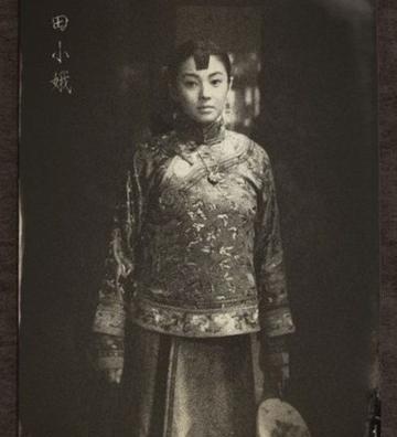 新婚夜，过门不久的媳妇半夜被饿醒。新媳妇看见公公婆婆屋子里的灯亮着，丈夫也在里面