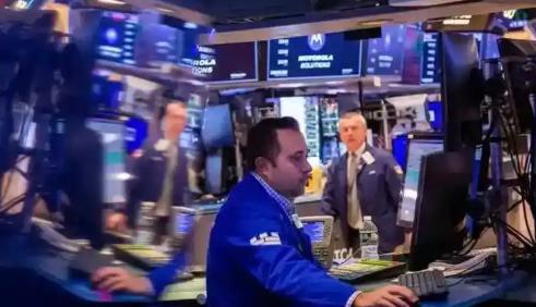 特郎普疯了，华尔街疯了，美国疯了。他们竟然使用金融核弹，对黄金进行疯狂打击和绞杀