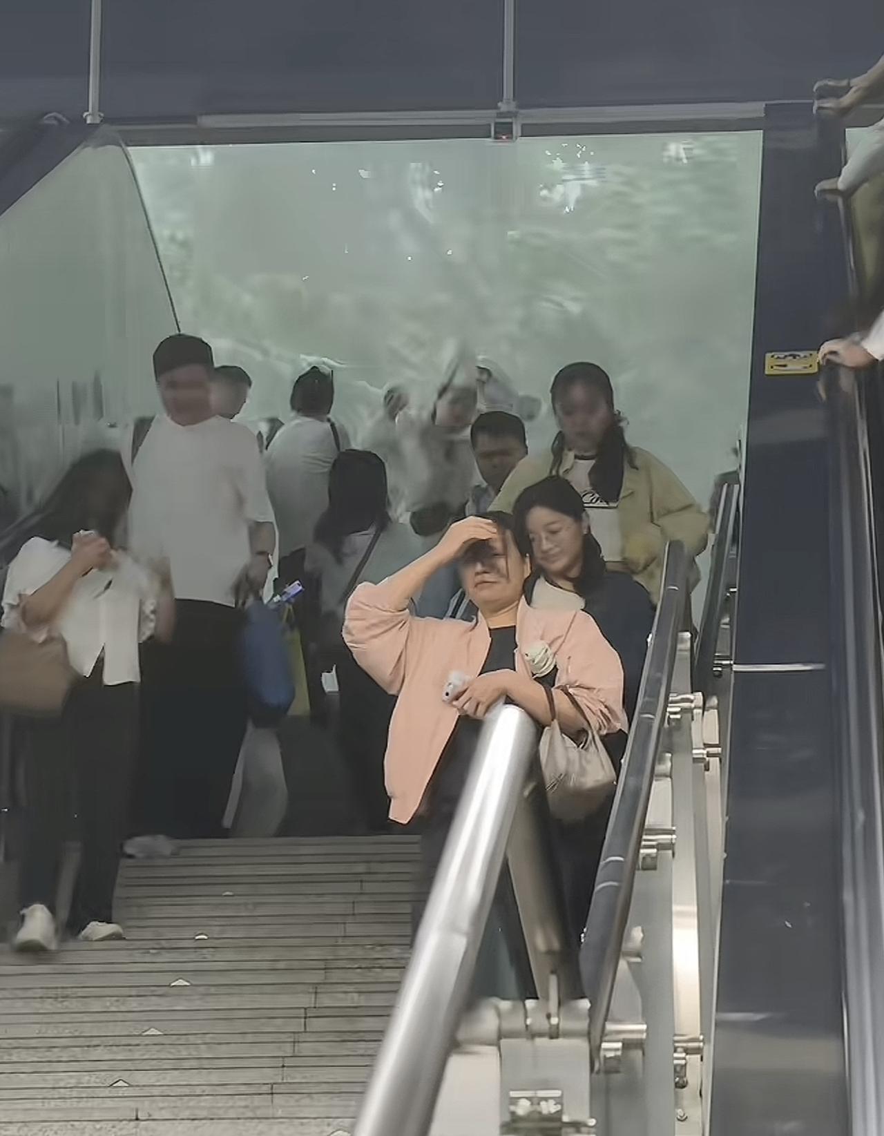 广州暴雨苦的就是这些打工人哦。可以看到很多人骑着车准备去上班，结果暴雨突然就来了