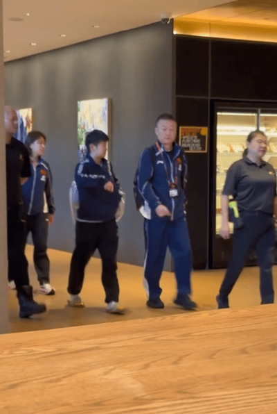 2.23日，莎莎穿着小拖鞋上训了，和马指一起。新加坡大满贯的第二个正赛比赛日