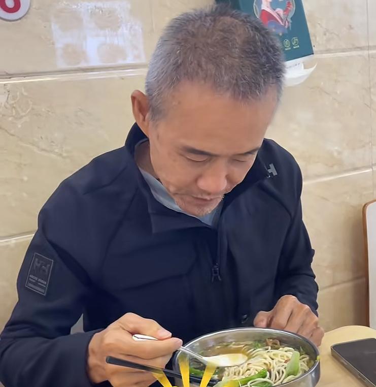 王石与友人现身路边小吃店吃牛肉面时的一幕