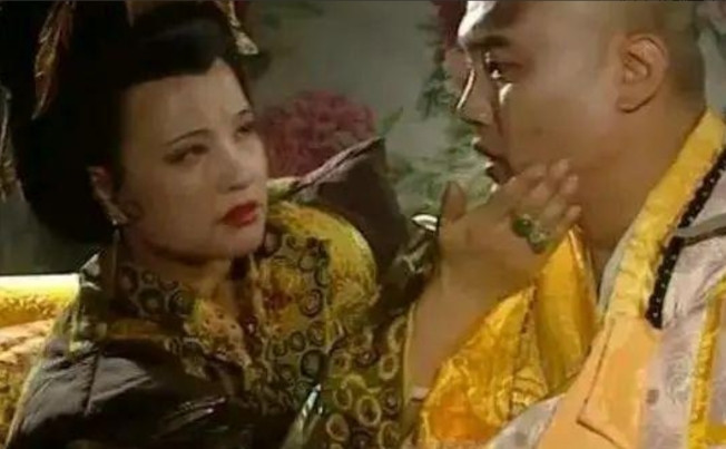695年，72岁的武则天传32岁的薛怀义进宫侍寝。没曾想当薛怀义解开武则天的龙袍