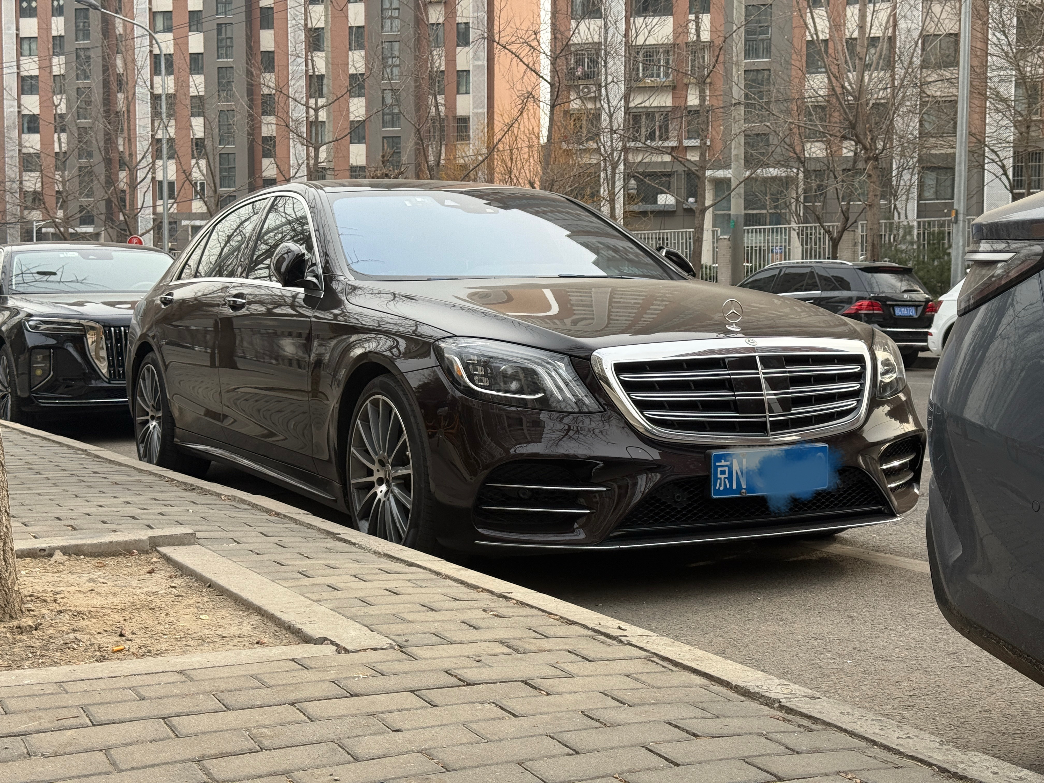 我心中历史上造型最完美的一代奔驰S级，W222代后期款，W140都比不过那种。现