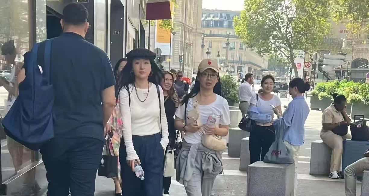 这是去年的杨钰莹！照片是网友在法国街头偶遇她时抓拍的。去年的杨钰莹也有53岁了，