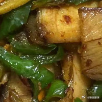 每日一餐分享红烧茄子、青椒炒腊鸡胸肉今日晚餐