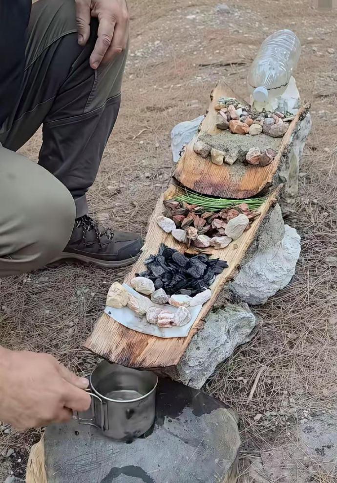 这种水真的能喝？我看未必吧！[？？？]朋友圈都在传这张图，说这是“野外生存神