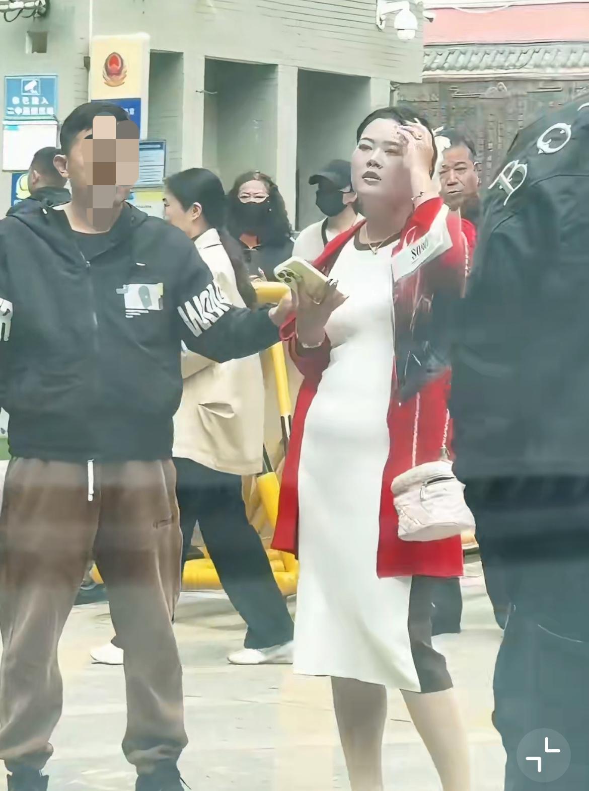 网友爆料,出租车司机被这个胖仙女扇了两巴掌,起因是司机不愿意把车停在路中间下客,