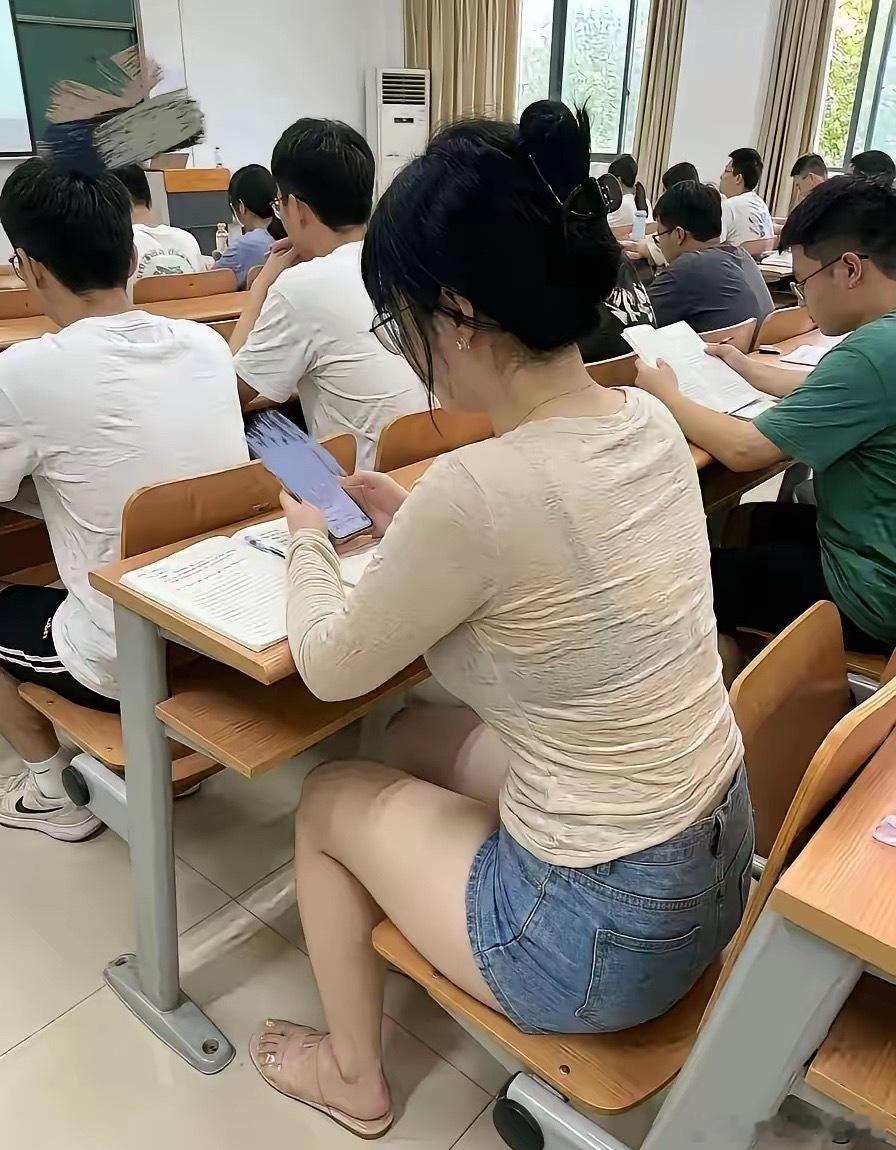 家长会，这个家长有亿点点好看！