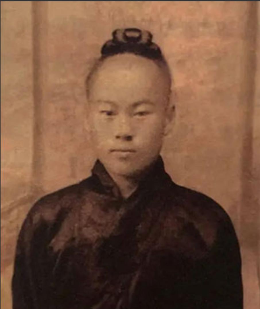 1938年，道士毕云把菜刀劈断打磨成了匕首带在身上。一天晚上，他刺杀了两名日军哨