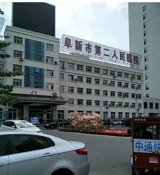 辽宁阜新一公立医院外科仅剩两名医生轮班坐诊。9月14日该院发布公告，暂停外科夜