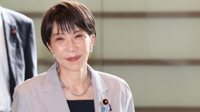 日本政坛上演了一出“高市神话”崩塌的活剧。《每日新闻》最新民调显示，高市早苗内