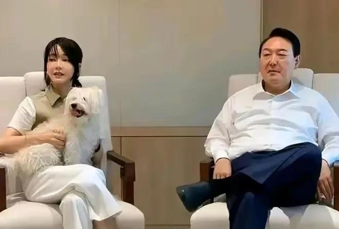 无儿无女的他入狱之后，谁才能是他狱外为其担忧、解救他的人？无儿无女的尹锡悦，郎