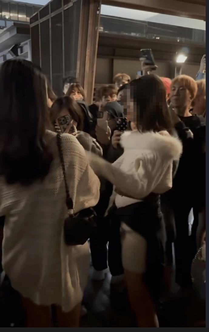 观塘海滨在今日（1月1日）元旦凌晨发生一起冲突事件。一名露膊女子飞起一脚，还掌掴