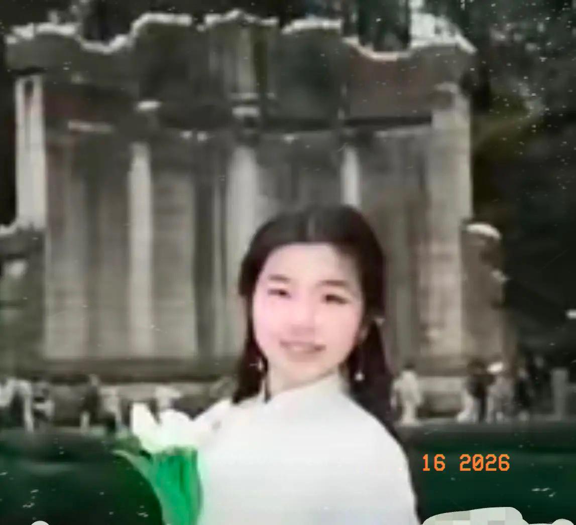 孙馨钰这姑娘，真的让人心疼到骨子里！长相清秀，从小成绩拔尖，苦读多年熬到湘雅工作