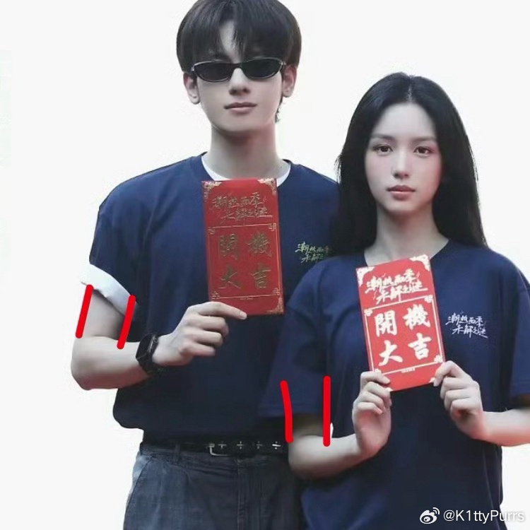 这两个人胳膊都快一般粗细了，好重的闺蜜感扑面而来了