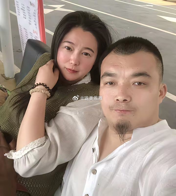 于娜和她的爱人2020年于娜从公园认识了她的爱人2025年爱人因病去世