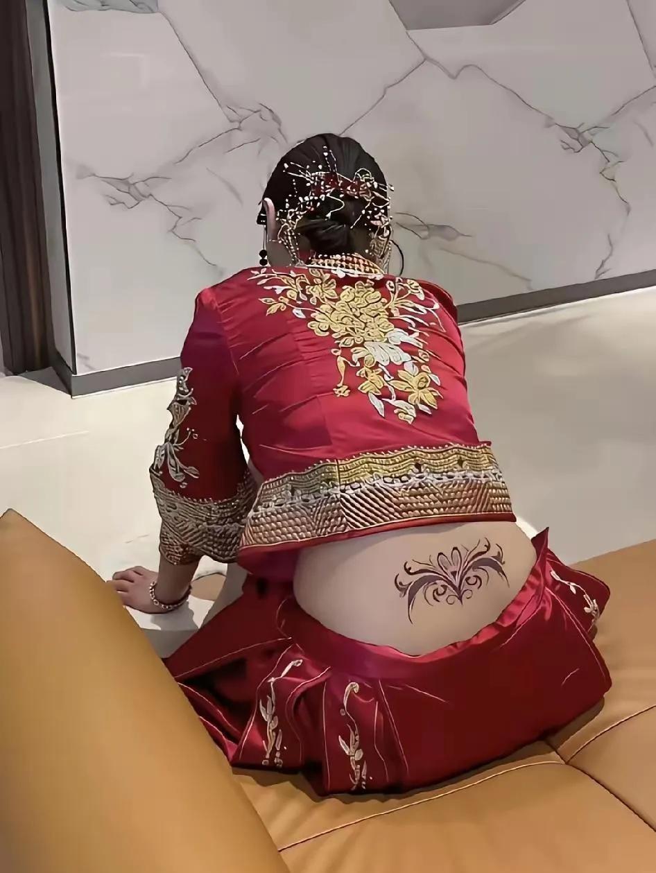 这新娘好随和，分一下烟，几下就和伴郎打成一片了