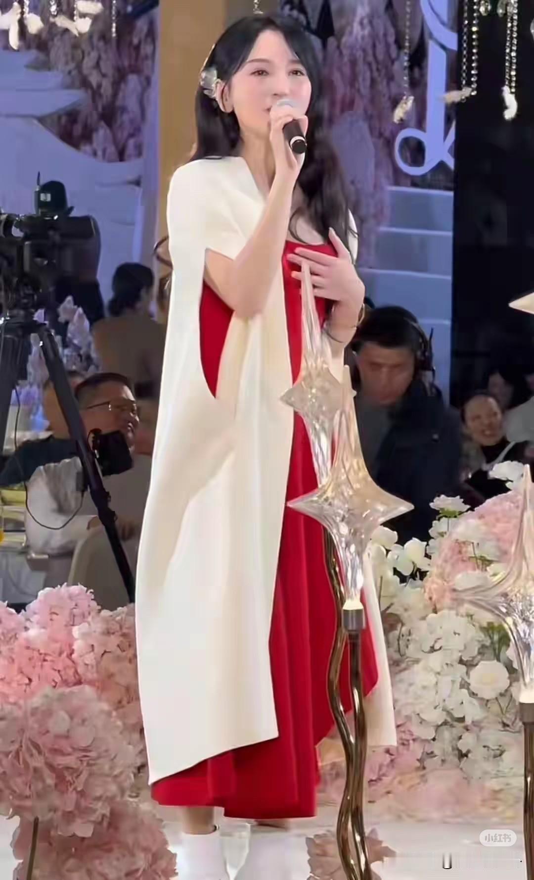 金莎又给所有女人上了一课靠自己赚钱就不丢人金莎在婚礼献唱《星月神话》的商演视