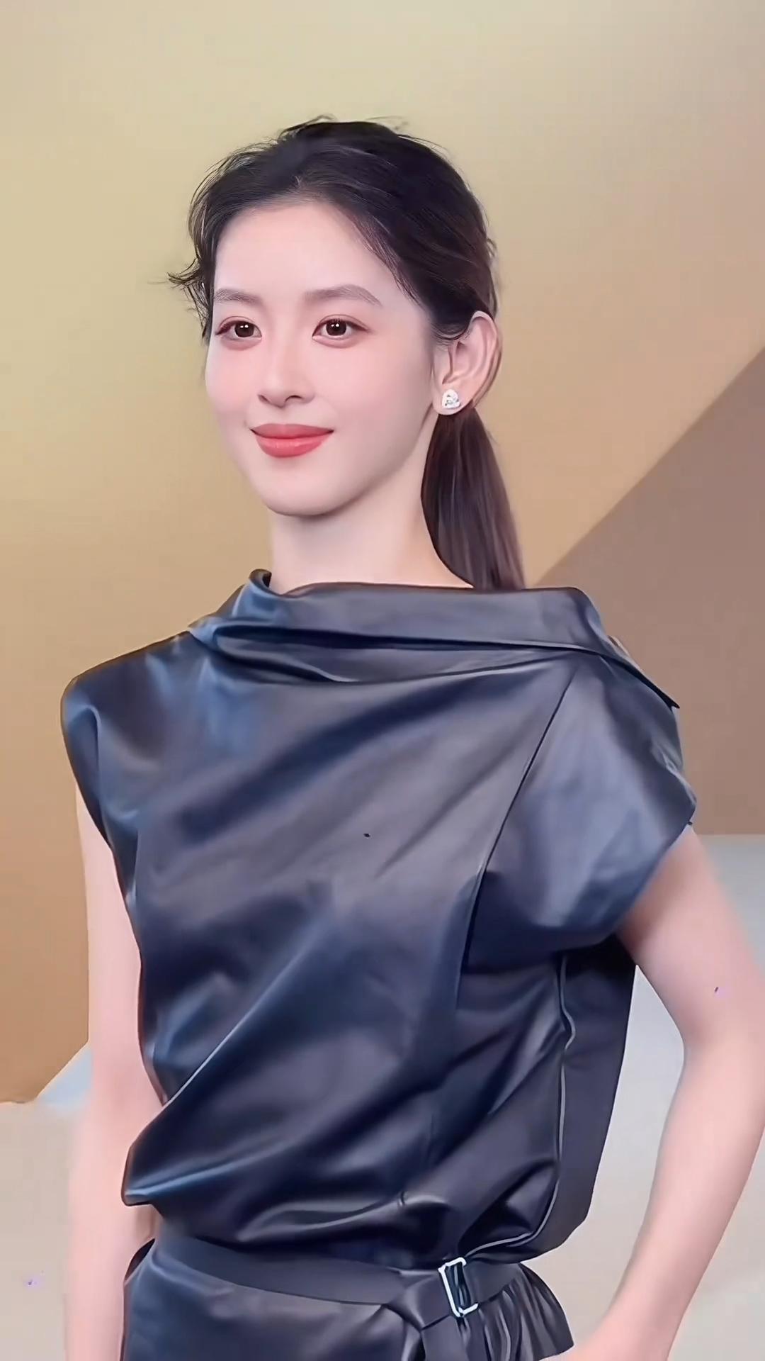 满身贵价珠宝，为何反而显土甜？近日，章泽天现身公开活动，脖子上佩戴的配饰引