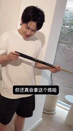 看看楚钦拿到偶像的签名球杆，眼睛都放光了。第一次看他