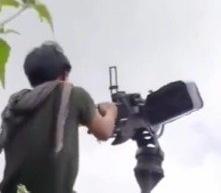 柬埔寨士兵扣下扳机，85式高射机枪的火舌“突突”地舔向天空，目标是掠过头顶的泰国