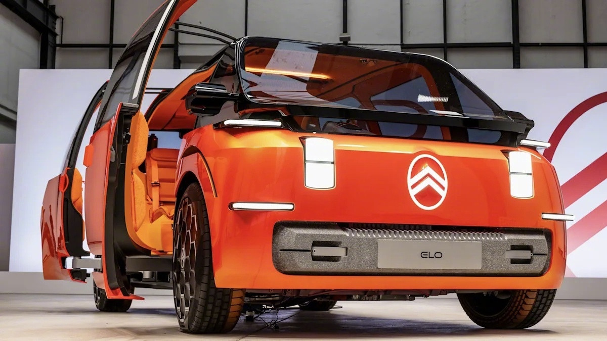 雪铁龙的新概念车ELO这车特点挺多无B柱的对开侧滑门驾驶位放在正中间二排滑轨贼长