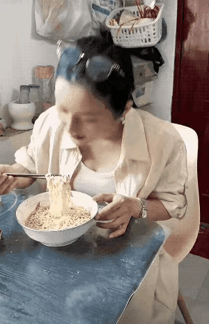 面条都从鼻孔出来了