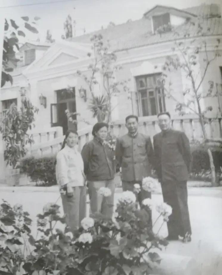 六十年代末，原新疆生产建设兵团政委裴周玉将军（右二）携夫人姚盼成（左二）看望老领