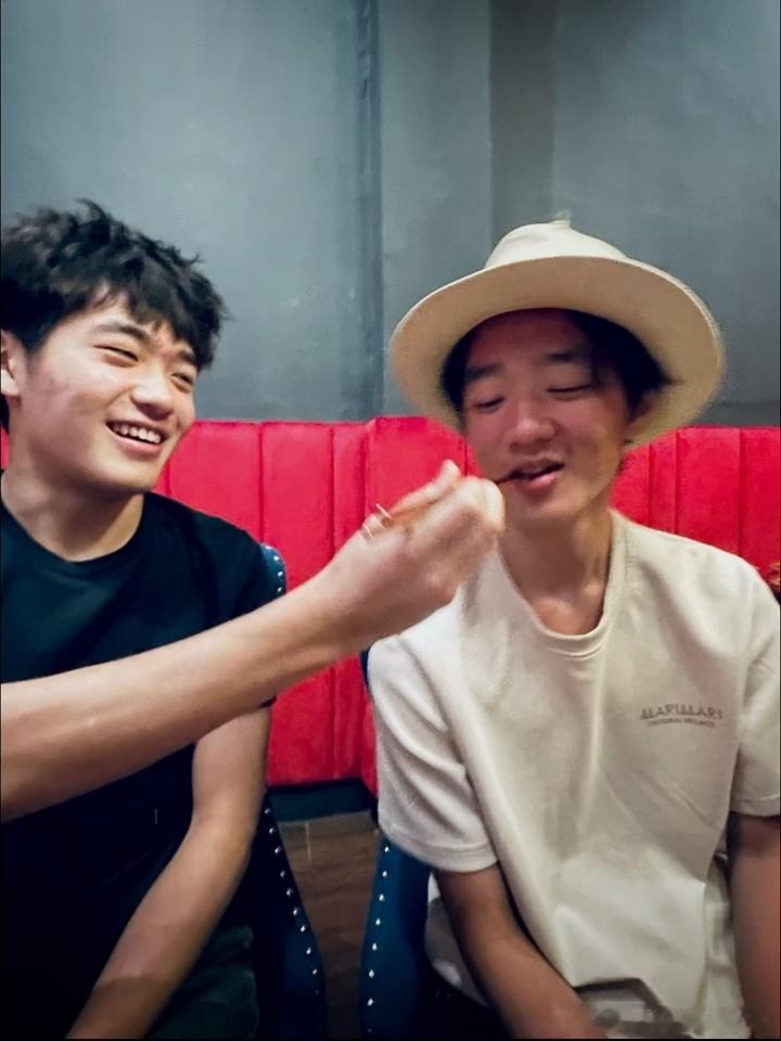 曹格带Joe杨阳洋聚餐Joe杨阳洋十年后重聚曹格带Joe杨阳洋聚餐，爸爸2都过
