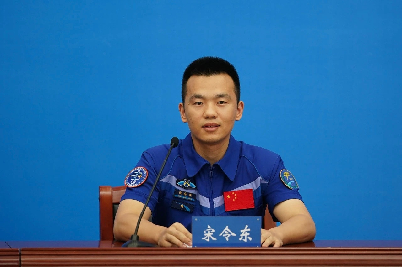 神舟十九号航天员宋令东在空间站首次尝试种植甘薯，植株长势良好。返回前，他按照地