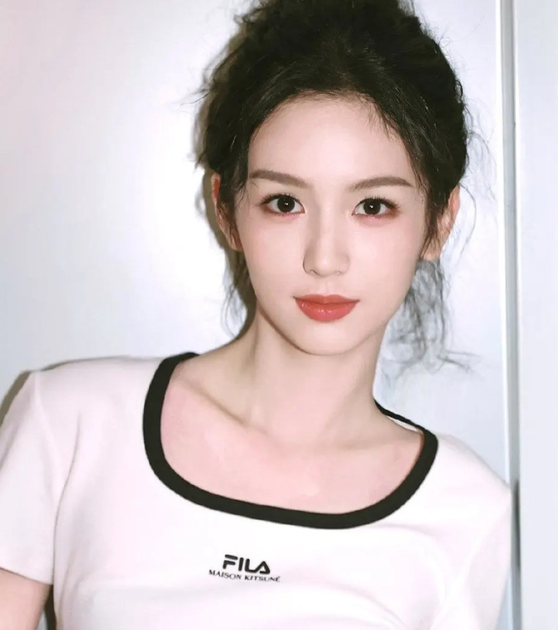 周也真的是越素越美丽！
