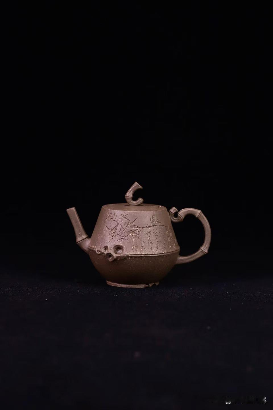 紫砂壶泡茶，别被泥料“框死”，我的三个实用心得上周末，一个老壶友拎着把新买的段