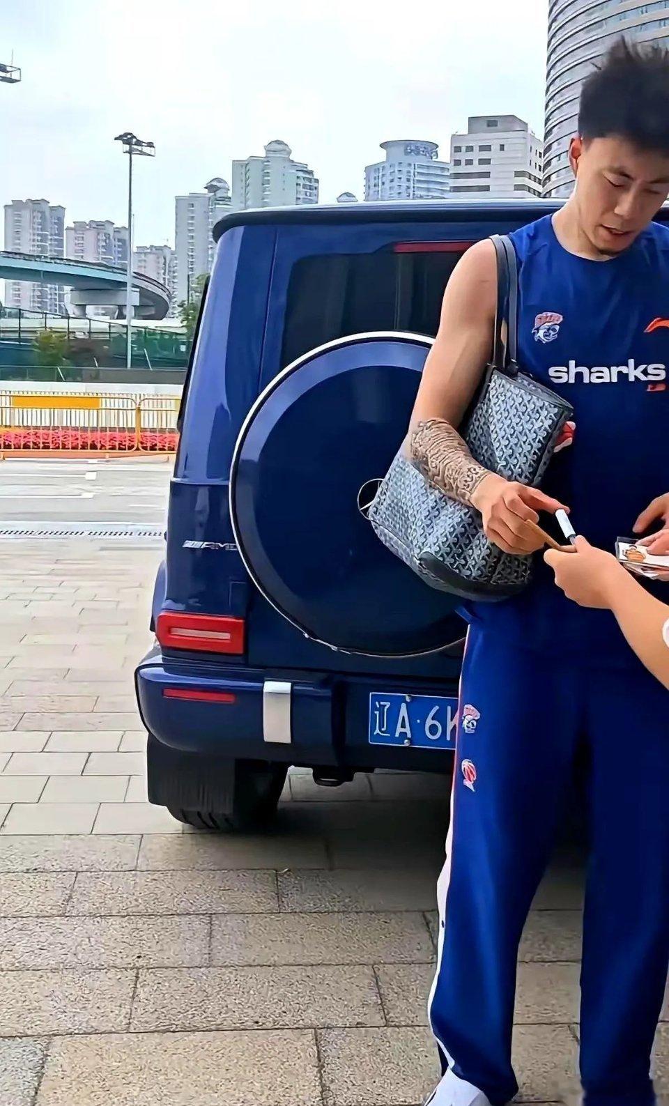 张镇麟那辆辽A牌照的大奔，就这么大摇大摆地停在上海。很多人第一反应：疯了吧？上海