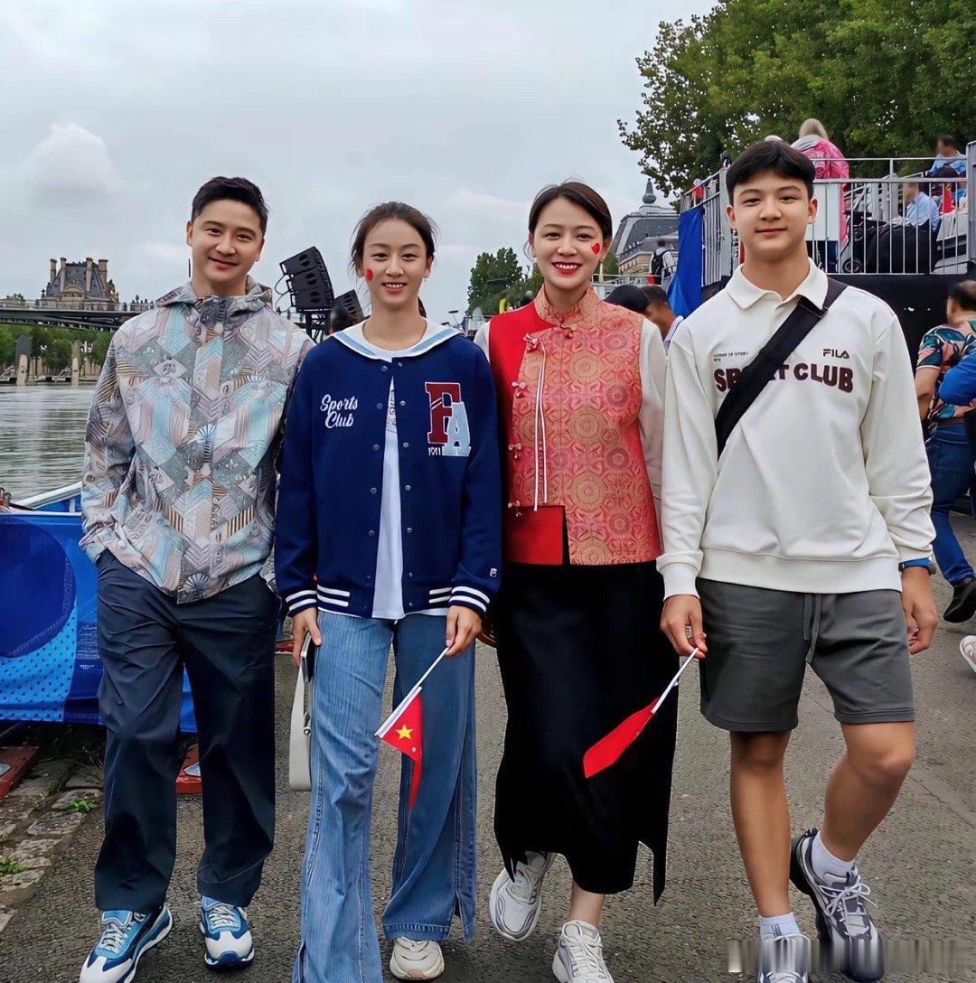 田亮的一家四口，老婆女儿漂亮，儿子又帅气！​​​