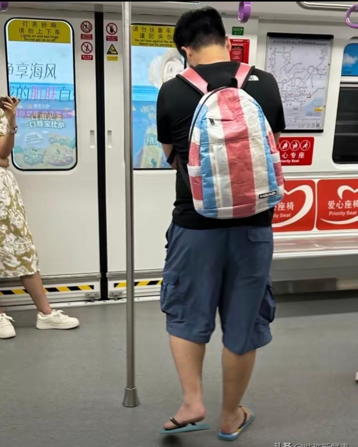 地铁站里新款背包，巴黎世家风格。
