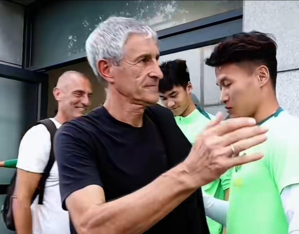 送行的不只有张源，冠军奖牌也有塞蒂恩的一半！北京国安如愿拿下足协杯决赛，捧得足