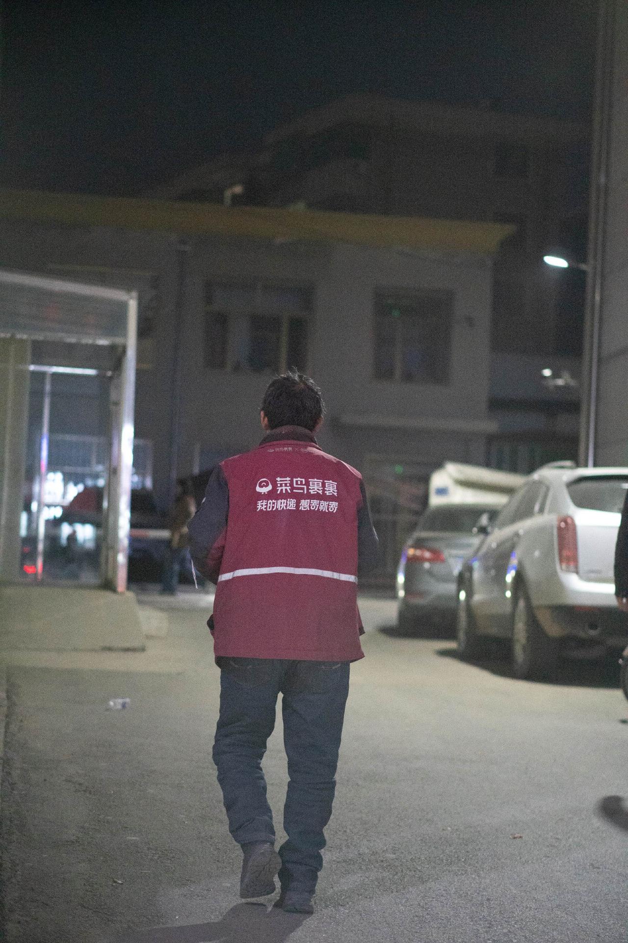 认识一个狠人！农民老头，60多岁。打两份工，全年满勤，年收入8万多，给儿女买车买