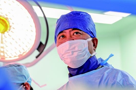 2016年，上海中山医院顶尖心内科主任葛均波，为一位19岁的少女做心脏手术时，竟