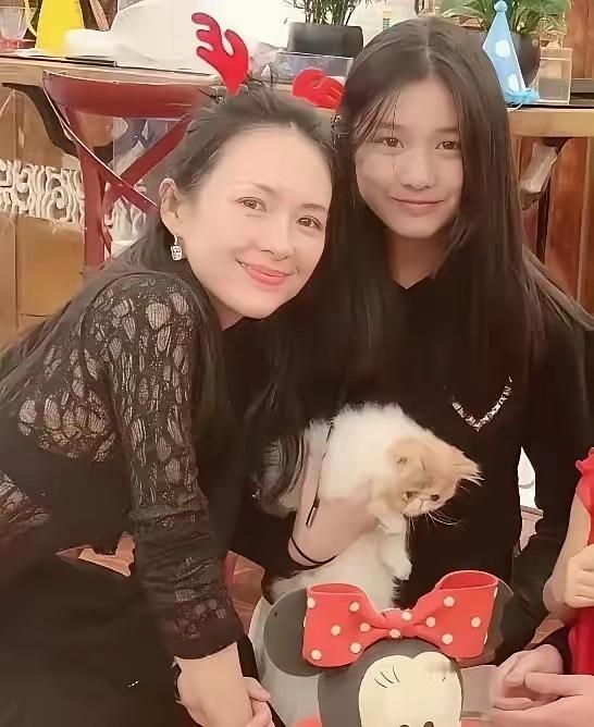 小苹果18岁，没找爸，去了章子怡家。不是谁养的，是真当女儿疼的。这孩子聪