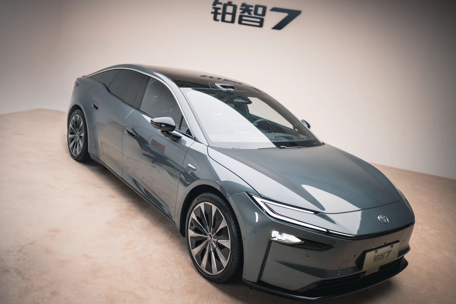 丰田铂智7实车全面到店有些车，看完账面参数觉得值；坐进车里摸到实木饰板、关上车